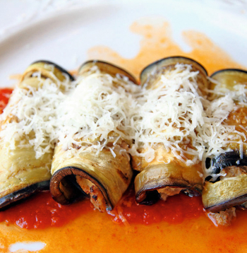 Baklažānu un šķiņķa rullīši.