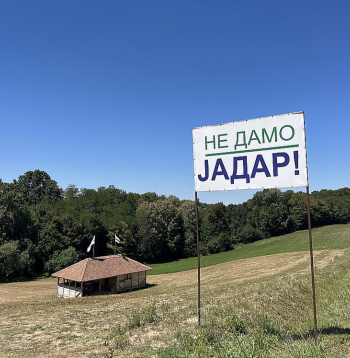 Nonākot kalnrūpniecības objektam paredzētajā teritorijā Jadaras ielejā, Serbijas lauku ainu nomaina pavisam cita – tukšas, pamestas mājas, kurām lielākoties jau noņemti jumti, un to priekšā atrodami brīdinoši uzraksti – "briesmas", "norobežota teritorija", "ieeja tikai ar atļauju".