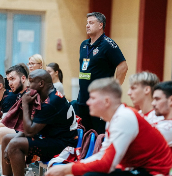 Dobeles "Tenax" handbola klubs un galvenais treneris Sandris Veršakovs (centrā) cer atkārtot iepriekšējās sezonas sasniegumu – uzvarēt Baltijas un Latvijas čempionātos.