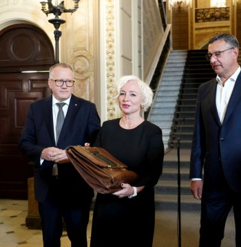 Saeimas priekšsēdētāja Daiga Mieriņa algu deputātu neiesaldēšanu iepriekš pamatojusi tā: "Pavisam iesaldējot mēnešalgas, nepalielinot ne par vienu procenta punktu saspringtā budžeta situācijā, turpmākajos gados var rasties situācija, ka deputātu mēnešalgas var palielināties ļoti krasi, kas prasīs nesamērīgi augstu kāpumu Saeimas budžetam." Šī argumentācija ir absurda un dīvaina, jo likumdevējam ir visas iespējas mainīt likumus. Arī likumu, kas paredz, ka deputātu algas automātiski pēc noteikta koeficienta katru gadu tiek pielīdzinātas (lasi – paaugstinātas) bāzes mēnešalgai valstī, savulaik ir pieņēmis parlaments. Nekas neliedz Saeimai pašas pieņemtos likumus mainīt.