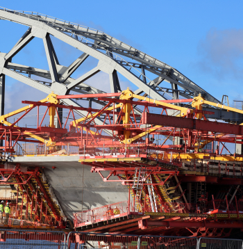 Daugavā iedzītais "Rail Baltica" tilta balsts.