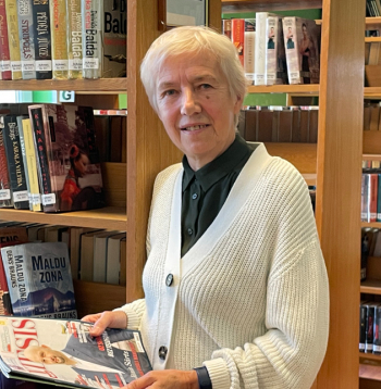 Uz Aizputes pilsētas bibliotēku Sarma Atvara dodas vai ik nedēļu,lai nolūkotu kādu jaunu grāmatu un pāris žurnālu, starp tiem arī “Mājas Viesi”.