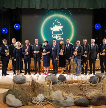 "Lielais loms" balvas laureāti kopā ar Valsts prezidentu Edgaru Rinkēviču, Saeimas priekšsēdētāju Daigu Mieriņu un zemkopības ministru Armandu Krauzi.