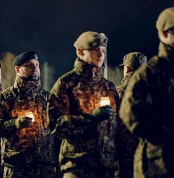 Ādažu bāzē 8. novembrī notika piemiņas pasākums "Karavīru nakts", lai godinātu Latvijas un sabiedroto karavīrus, kuri zaudējuši dzīvību, pildot kaujas uzdevumus.