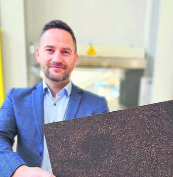 "Šāda produkta izstrāde dod lieliskas iespējas nākotnes sadarbībām ar uzņēmējiem, meklējot jaunus pielietojuma virzienus, mērogojot un izmēģinot to realitātei pielīdzināmos apstākļos," stāsta Latvijas Valsts koksnes ķīmijas institūta Biorafinēšanas laboratorijas vadošais pētnieks Jānis Rižikovs, demonstrējot no koku mizām radīto mitrumizturīgo plātni.