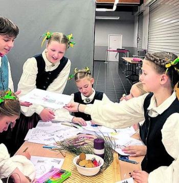 Briseles 1. Eiropas skolas latviešu plūsmas atklāšanas pasākumā valdīja latviskais gars. Attēlā – bērni piedalās radošajā darbnīcā.
