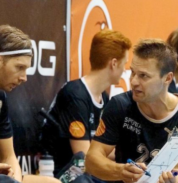 Artis Raitums (no labās) ir "Talsu NSS/Krauzers" komandas spēlējošais treneris, tāpēc spēles laikā ir gan laukumā, gan uz planšetes zīmē taktiskās viltības. Talsu komanda ir 2024. gada Latvijas vicečempione un šīs sezonas līdere, savukārt Raitums sestdien sāks dalību savā desmitajā pasaules čempionātā.