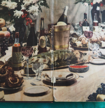 Svētku galds – kā no
pārpilnības raga. Realitāte, protams, bija cita – ne jau visiem
tika tik dāsni ... Attēls no Maskavā izdotā pavārizdevuma "Grāmata par garšīgu un veselīgu uzturu" (1952).