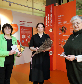 Salaspils Nacionālā botāniskā dārza vides izglītības centra "Botania" kuratore Laura Līdaka (no kreisās), Izglītības un informācijas nodaļas vadītāja Anete Enikova un botāniķe un pētniece Ludmila Višņevska.