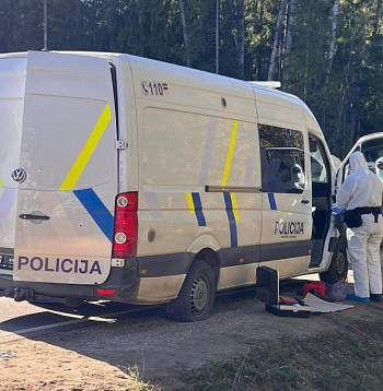 Viltotais Valsts policijas mikroautobuss, ar kuru 8. oktobrī brauca notvertie imigranti.