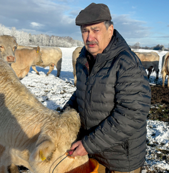 ZS "Valti" saimnieks Rihards Valtenbergs: "Latvijā patlaban uz vietas ir nopērkami mūsu pašu Šarolē šķirnes vaislas liellopi, kas vairākos rādītājos pārsniedz valstīs ar senām tradīcijām audzētos šķirnes dzīvniekus.