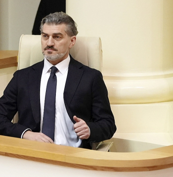 Gruzijas jaunievēlētais prezidents Miheils Kavelašvili ir izcēlies ar asiem pret Rietumiem vērstiem izteikumiem, lai arī savulaik ilgstoši spēlējis futbolu Anglijas un Šveices klubos.