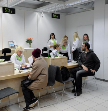 SEB ir viena no tām bankām, uz kuru attiecas nesen pieņemtie likuma grozījumi par plašāku filiāļu pieejamību. Bankā, tāpat kā citās lielākajās komercbankās, vēl apsver risinājumus. Skaidrs ir viens – tik pieejamas klātienes apmeklējumiem, kā tas bijis gadus iepriekš, bankas vairs nekļūs. Attēlā – SEB bankas filiāle tirdzniecības centrā 2012. gadā.