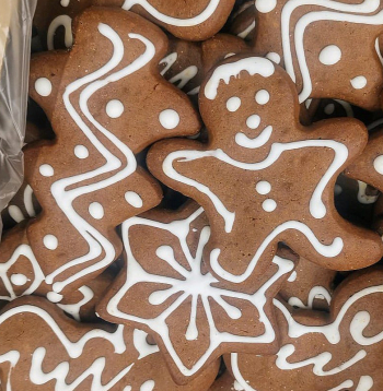 Reti kurā veikalā atrodami mazāk pazīstamu vietējo ražotāju, piemēram, "Adugs Production" sveramie cepumi "Piparkūkas Christmas".