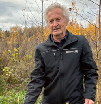 "Eglīšu pasargāšanai no meža zvēriem vislabākais ir plastmasas klipsis – lēts un ilgtspējīgs. Ja zvēri nograuž sānu zaru, kociņa attīstībai tas nekaitē," teic Andrejs Kalniņš.