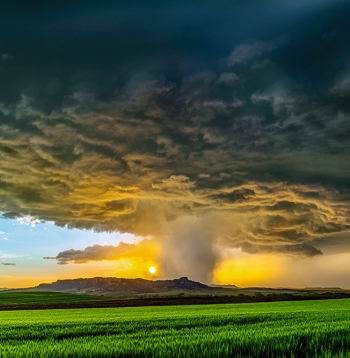 Aptuveni kilometru rādiusā liela parasta tornādo, kas pārvietojas ar vidējo ātrumu 70 metri sekundē, enerģija pielīdzināma taktisko kodolieroču bumbai.