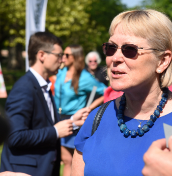 Imanta Ziedoņa fonda "Viegli" padomes priekšsēdētāja Žanete Grende piedalās "Rīgas meži" rīkotā pasākumā "Krāsainā pirmdiena", kurā atklāj šīs vasaras puķu dobju modes galvenās tendences.