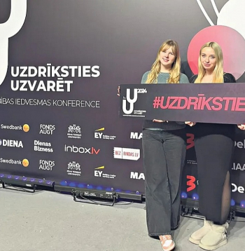 Skolēnu mācību uzņēmuma "Dabas elegance" pārstāves Amanda Vebruāle (no kreisās) un Nadīna Krima tic, ka skaistums nāk no dabas.