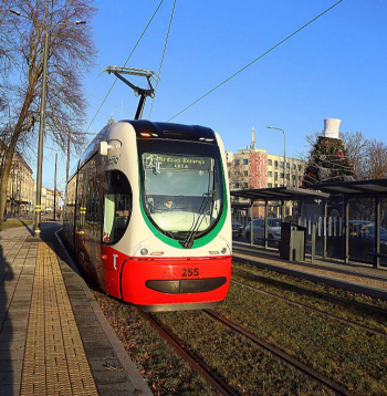 Agrākās pieturas "Tirdzniecības centrs Kurzeme" vietā tramvajs pietur moderni pārbūvētajā un labiekārtotajā pieturvietā "Rožu laukums".