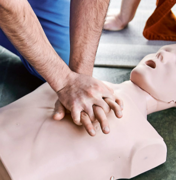 Pirmās palīdzības pamatzināšanu atjaunošana ieroču īpašniekiem ir vēlama, bet nav obligāta prasība.