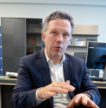 Sandis Jansons: "Elektroenerģijas patēriņa krituma iemesls lauksaimniecībā, visticamāk, ir aizvien energoefektīvāku iekārtu un arī elektroenerģijas ražošanas agregātu uzstādīšana zemnieku saimniecībās. Redzam ļoti plaši izvērstu saules paneļu iekārtu uzstādīšanu, daļa saimnieku saistībā ar OIK maksājuma atcelšanu biogāzes ražotnēm elektroenerģiju patērē paši, nevis nodod sadales tīklā."