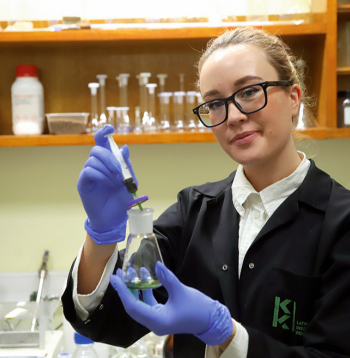 Kā radīt sorbentus no bērza tāss, pēta ķīmijas zinātņu doktore Koksnes ķīmijas institūta pētniece Daniela Godiņa. Par saviem pētījumiem viņa pērn ieguvusi Baltijas stipendiju sievietēm zinātnē. Pagājušajā gadā jaunā zinātniece Latvijas Universitātē arī aizstāvēja savu promocijas darbu “Latvijā augoša bērza biomasas valorizācijas produktu raksturošana un procesu optimizācija” (biomasas valorizācija nozīmē tās izpēti, izmantošanu un vērtības palielināšanu dažādos veidos).