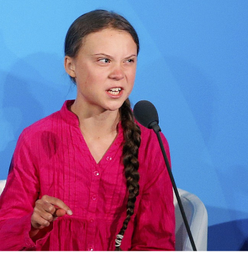 Vēl nesen kustības galvenā vēstnese bija zviedru meitene Grēta Tūnberga. Nemainīgi dusmīga un ar biedējošu sejas izteiksmi skandējoša "How dare you!" (Ko tu atļaujies!), Grēta jau vairākas reizes sludinājusi pasaules gala datumus.