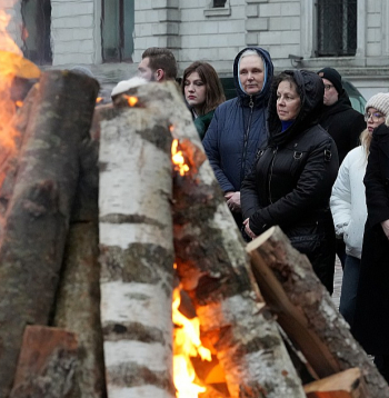 Barikāžu piemiņas ugunskurs Doma laukumā.