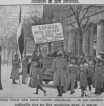 Gatavošanās manifestācijai pie Latvijas Kara (Aizsardzības) ministrijas 1921. gada 27. janvārī. Kā atcerējās izdevējs Ansis Gulbis, šajā dienā “visa Rīga saplūda pa ielām”.