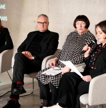 SIA "Kultūras projektu aģentūras INDIE" valdes locekle Daiga Rudzāte (no kreisās), SIA "Alfor" valdes priekšsēdētājs Jānis Zuzāns, Latvijas Nacionālā mākslas muzeja (LNMM) direktore Māra Lāce un LNMM Latvijas tēlniecības un objektu kolekcijas glabātāja Arta Vārpa piedalās preses konferencē, kurā paziņo "Purvīša balvas 2025" fināla kandidātus.