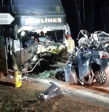 Polijā "Ecolines" autobuss sadūries ar vieglo auto.
