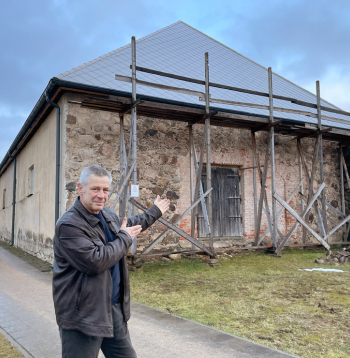 Jaunpiebalgas garais krogs piedzīvojis arī brutālu pārbūvi, kas atklājusies, noņemot apmetumu. Attēlā: Ainārs Sils rāda vienu no nemākulīgās celtniecības piemēriem – senās iebrauktuves durvis.
