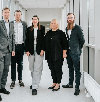 Tuvāko mēnešu laikā "Printy Med" tehnoloģija tiks patentēta Eiropā, Amerikā, Ķīnā, Japānā, Austrālijā un Dienvidkorejā, par ko ir gandarīta visa uzņēmuma komanda – (no kreisās puses) Kristaps Jaudzems, Ģirts Šmits, Jekaterina Romanova, Sandra Treide un Viktors Romaņuks.