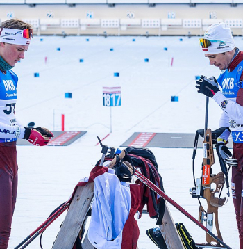Andrejs Rastorgujevs (no labās) un Renārs Birkentāls gatavojas pasaules čempionātam. Pirms gada Andrejam pirmo reizi karjerā izdevās kāpt uz goda pjedestāla, izcīnot sudrabu masu startā, bet šogad treniņu procesu izjauca slimība.