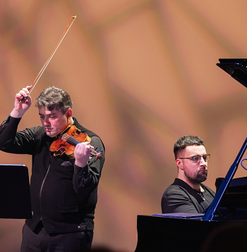 2. februārī Liepājas koncertzālē "Lielais dzintars" spoži uzstājās vijolnieks Georgs Sarkisjans un pianists Georgs Kjurdians.