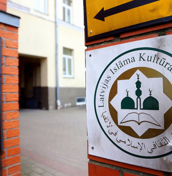 Pašlaik Rīgas musulmaņi uz vīriešiem obligāto kopīgo piektdienas lūgšanu pulcējas Latvijas Islāma kultūras centra (LIKC) telpās Brīvības ielā 104. Zālē vietas ir simt cilvēkiem, tāpēc lūgšana norisinās divās maiņās. 