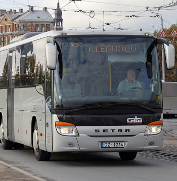Nav pirmā reize, kad AS "Cēsu autotransporta apvienība", zaudējot "kartelistiem", neuzvar sev labi pazīstamu maršrutu iepirkumos, taču pēc tam ir kā glābšanas riņķis, kas rūpējas, lai pasažieru pārvadājumi varētu notikt.
