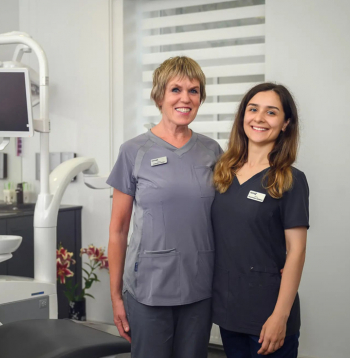 Anastasija Srebņuka ar savu priekšnieci Sarmīti Griķi, kura grūtā brīdī vienmēr ir klāt, atbalsta, uzmundrina.