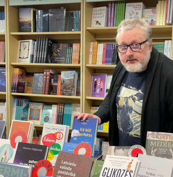 Ilmārs Šlāpins dienasgrāmatu veidošanai veltījis četrus gadus, vienu no tiem – informācijas vākšanai zemsvītras piezīmēm un pieminēto personu bibliogrāfiskajam sarakstam.