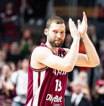 Jānis Strēlnieks Latvijas izlasi pārstāvējis 15 gadus.