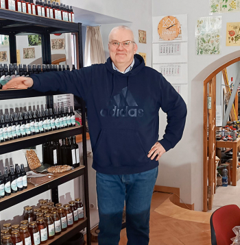 Jau astoto mēnesi cēsnieki var izmantot koprades darbnīcas "Zindari" sniegtās iespējas un ieklausīties tās saimnieka Agņa Elpera padomos. Šeit daļa no Zindaru saimnieka radītajiem hidrolātiem.