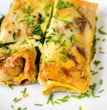 Omlete ar biezpienu un šķiņķi.