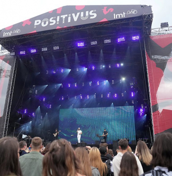Pat tādi lieli festivāli kā "Positivus" nevarēs pretendēt uz atbalstu, kas saskaņā ar jaunajiem MK noteikumiem paredzēts dižpasākumiem. Nodibinājums "Latvijas Pasākumu forums" vērtē, ka regulējums der vienīgi starptautisku sporta turnīru norisei. Līdz ar to uz līdzekļiem var pretendēt vienīgi starptautiskās sporta federācijas, bet vietējie pasākumu organizētāji tiek atstāti bez jebkāda atbalsta.