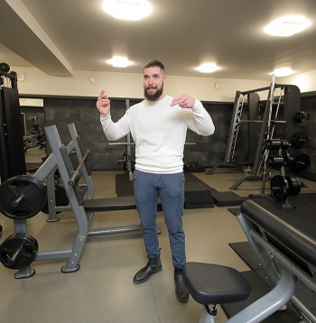 Alena Sorokina lolojums – neliela, taču pienācīgi aprīkota atlētisma un fitnesa zāle, par kādu nebūtu kauns lielākās pilsētās.