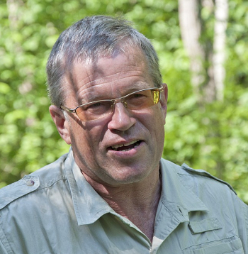 "Visvairāk sāp tas, ka man nejautāja, ko es par to domāju. Ja ar privātīpašumu, atsaucoties uz zaļajām idejām, var darīt, ko grib, tad valsts pamati brūk kopā," skarbi secina meža īpašnieks no Tukuma puses Dzintars Laivenieks.