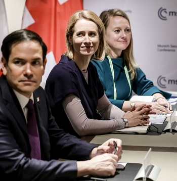 ASV valsts sekretārs Marko Rubio un Eiropas Savienības augstā pārstāve ārlietās un drošības politikas jautājumos Kaja Kallasa (centrā) tikās Minhenes drošības konferencē 15. februārī.