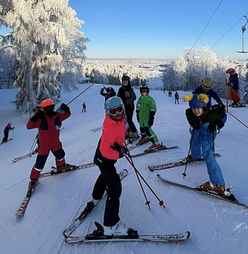 Gaiziņkalnā ziemas prieku baudītāju netrūkst.