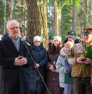 Nacionālo partizānu bruņotās pretošanās atceres diena. 1945. gada 2. martā Stompaku purva nometnē norisinājās lielākā un ilgākā pēckara latviešu nacionālo partizānu kauja pret padomju okupācijas karaspēku Latvijā. E. Levits.