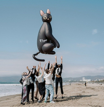 Pirms "Oskara" ceremonijas "Straumes" komanda un līdzjutēji no Latvijas pludmalē parādīja lielu piepūšamu Kaķi.