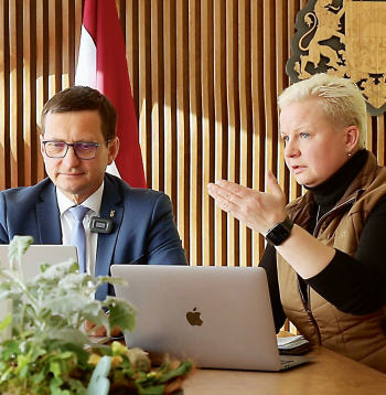 Intervijas laikā ar zemkopības ministru Armandu Krauzi.